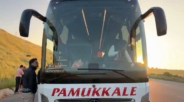 lastigi patlayan yolcu otobusunde can pazari muavin kopan kapidan asagi uctu 2 DZjU14sO