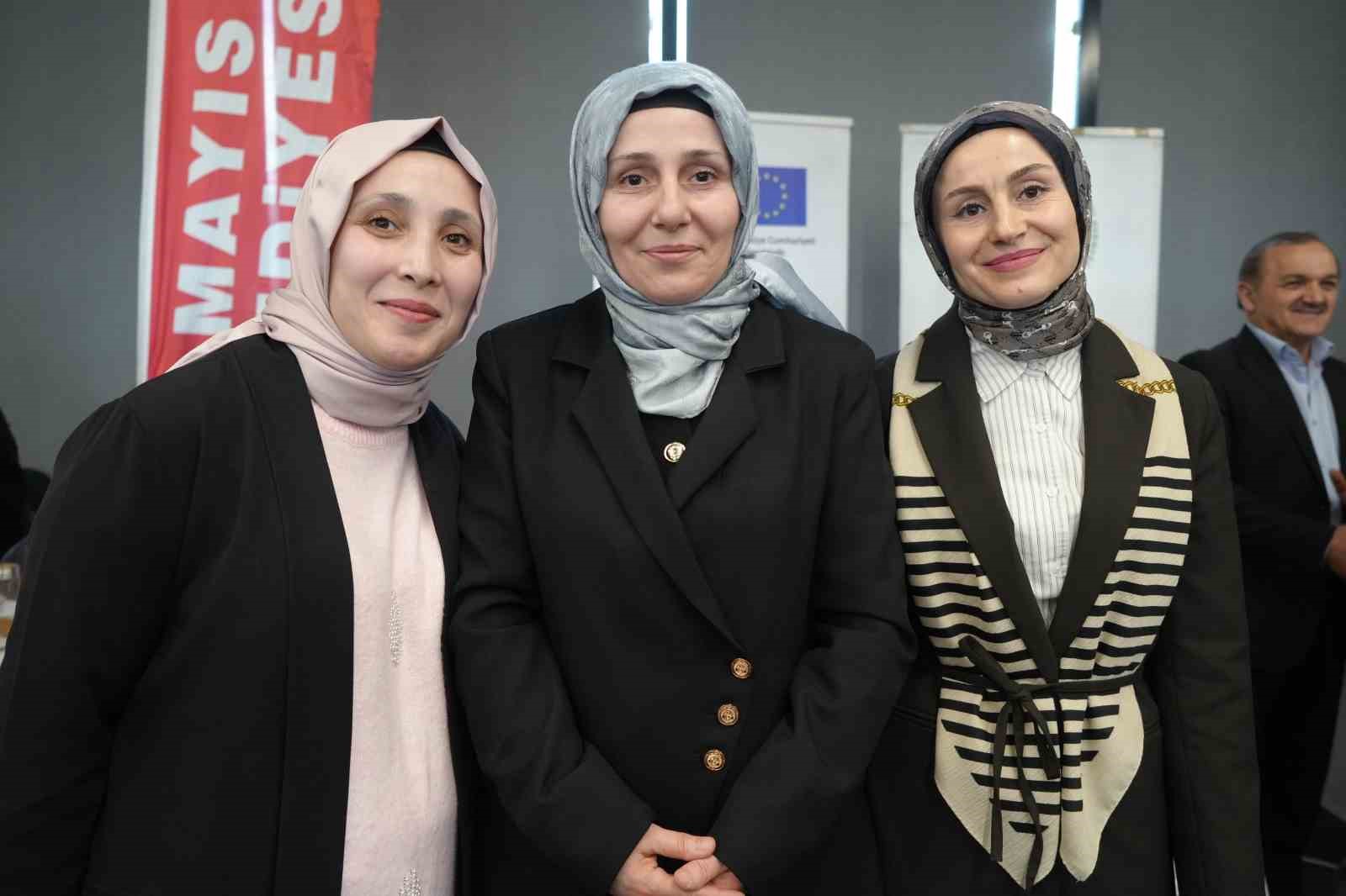 lavanta kadinlarin elinde cesitli urunleri donusuyor yag mum kolonya 1 vhsCXHFT
