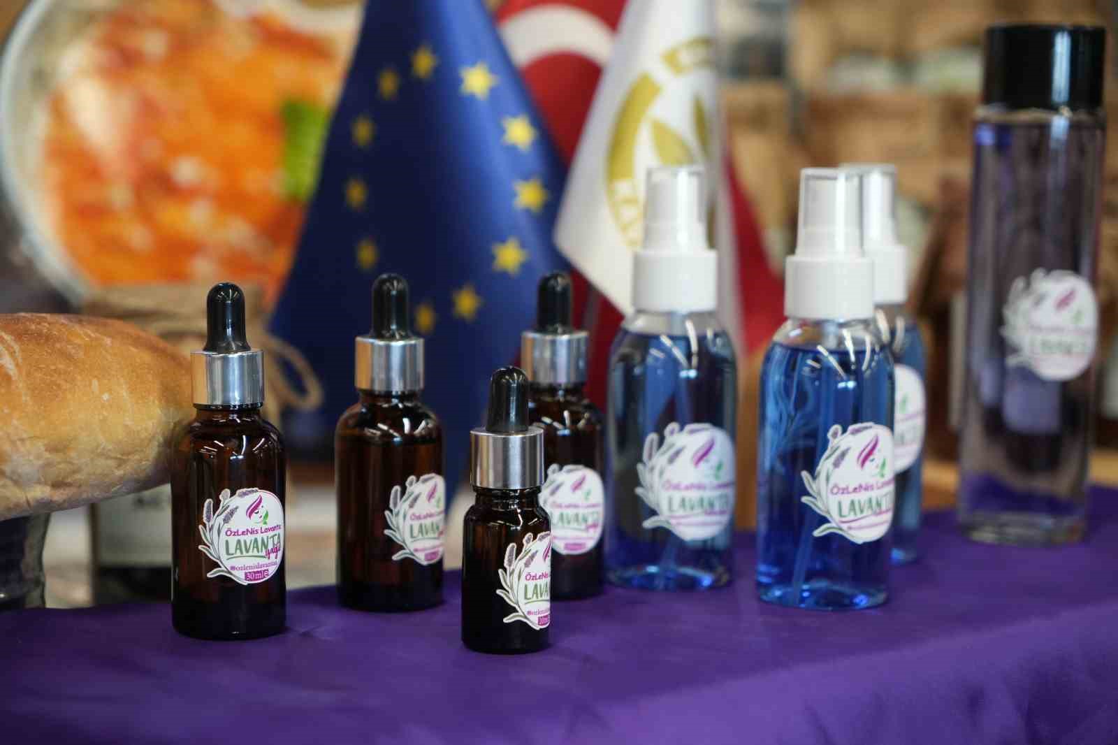 lavanta kadinlarin elinde cesitli urunleri donusuyor yag mum kolonya 2 DbEKO7mi