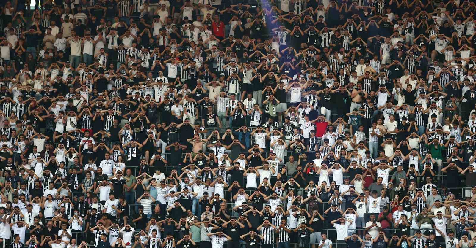 Leandro Trossard, 20 bin taraftarın önünde imzayı attı 5 leandro trossard 20 bin taraftarin onunde imzayi atti 1 ua4gcm2g