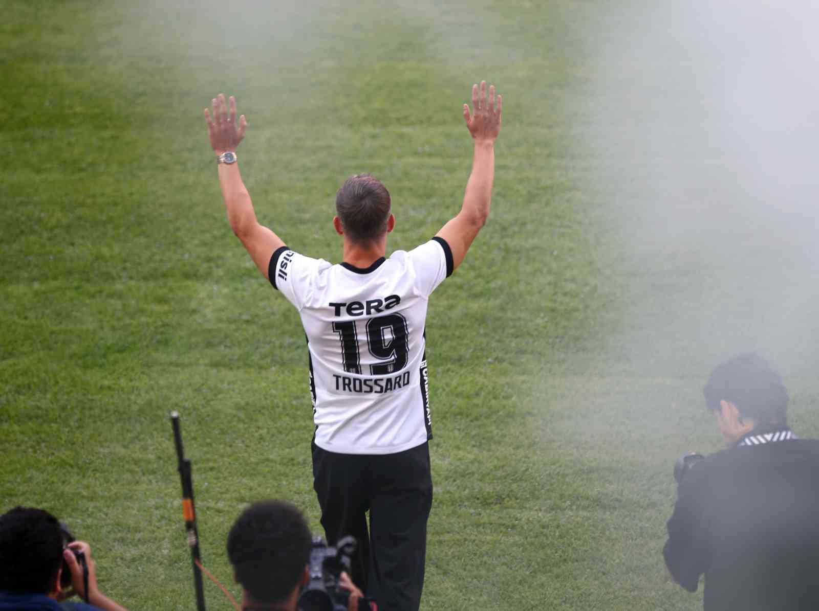 Leandro Trossard, 20 bin taraftarın önünde imzayı attı 15 leandro trossard 20 bin taraftarin onunde imzayi atti 11 uimqOhzQ