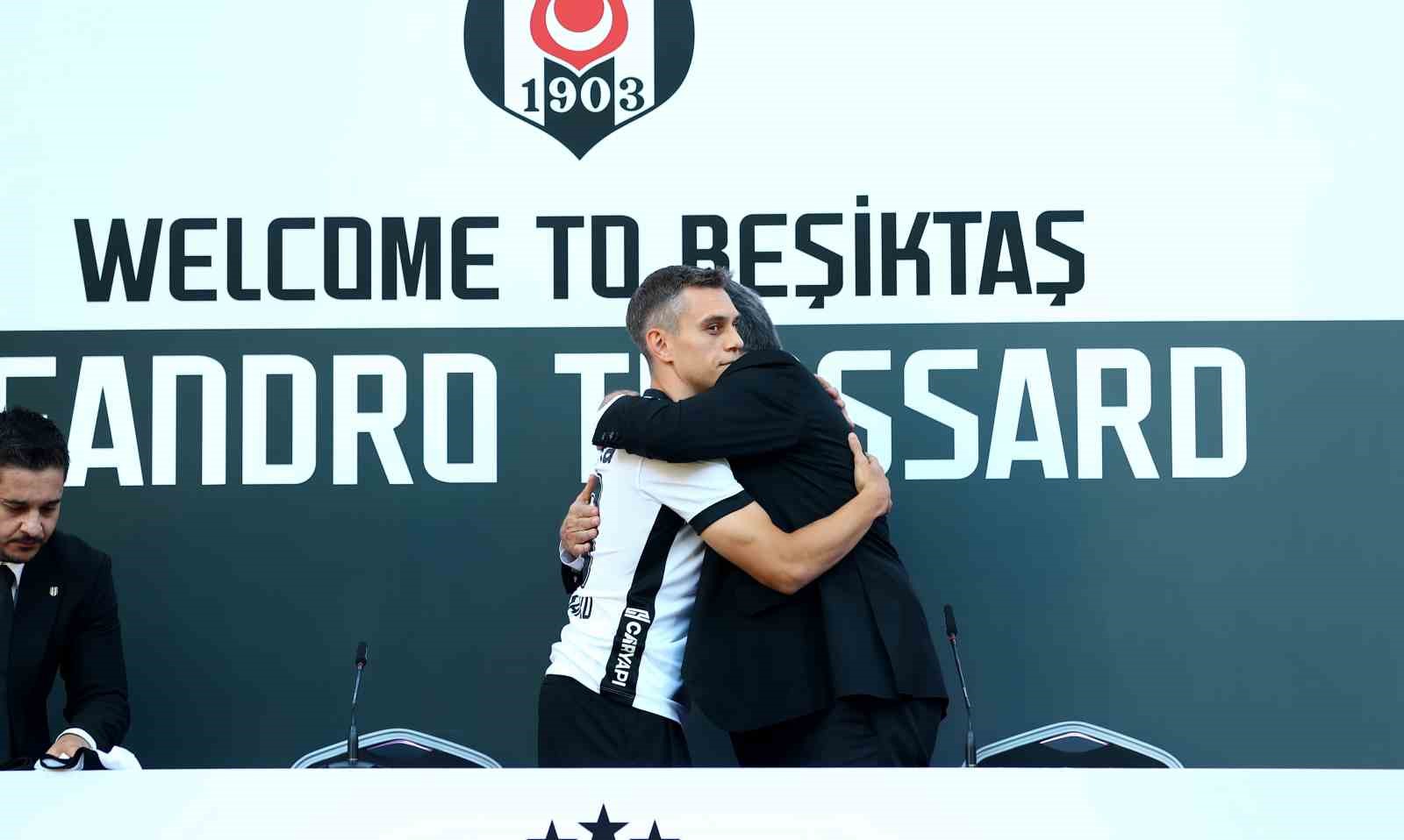 Leandro Trossard, 20 bin taraftarın önünde imzayı attı 16 leandro trossard 20 bin taraftarin onunde imzayi atti 12 AVbDK3b3