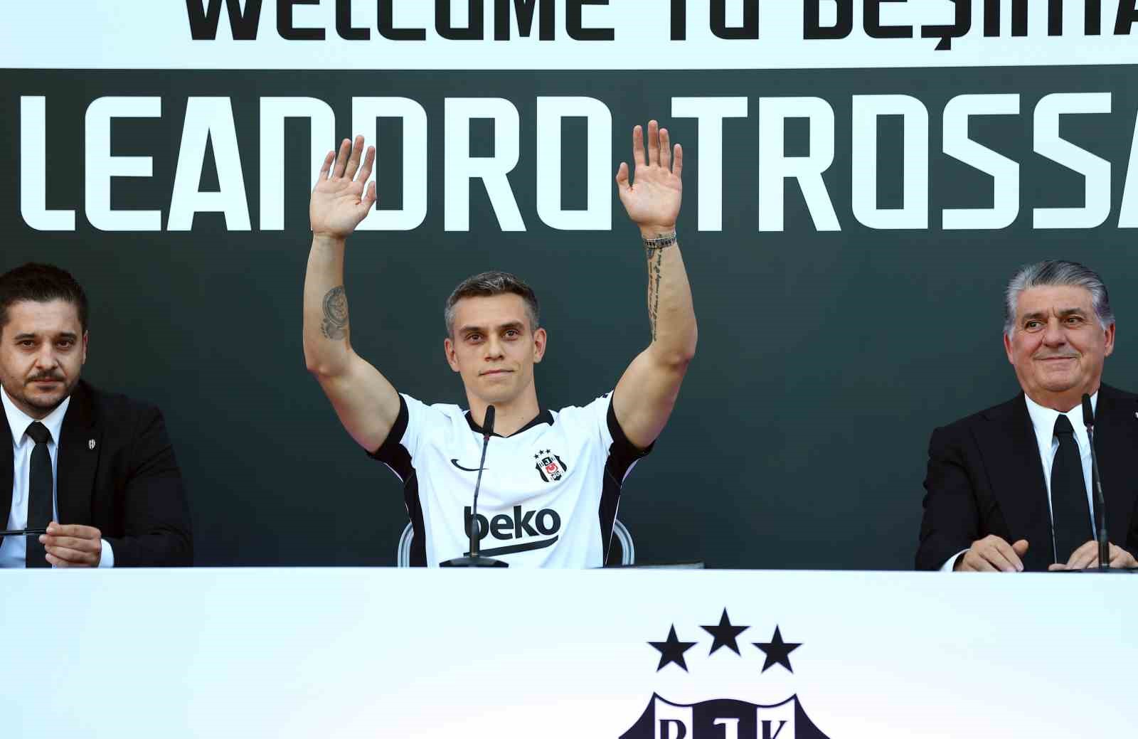 Leandro Trossard, 20 bin taraftarın önünde imzayı attı 17 leandro trossard 20 bin taraftarin onunde imzayi atti 13 h12uwkR4