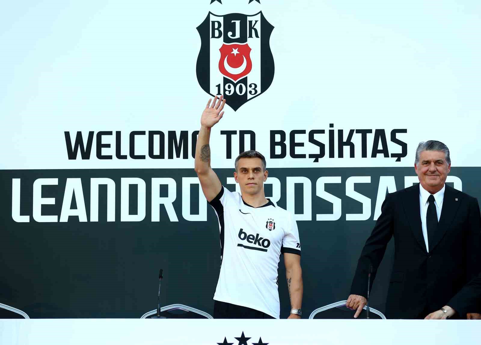 Leandro Trossard, 20 bin taraftarın önünde imzayı attı 21 leandro trossard 20 bin taraftarin onunde imzayi atti 17