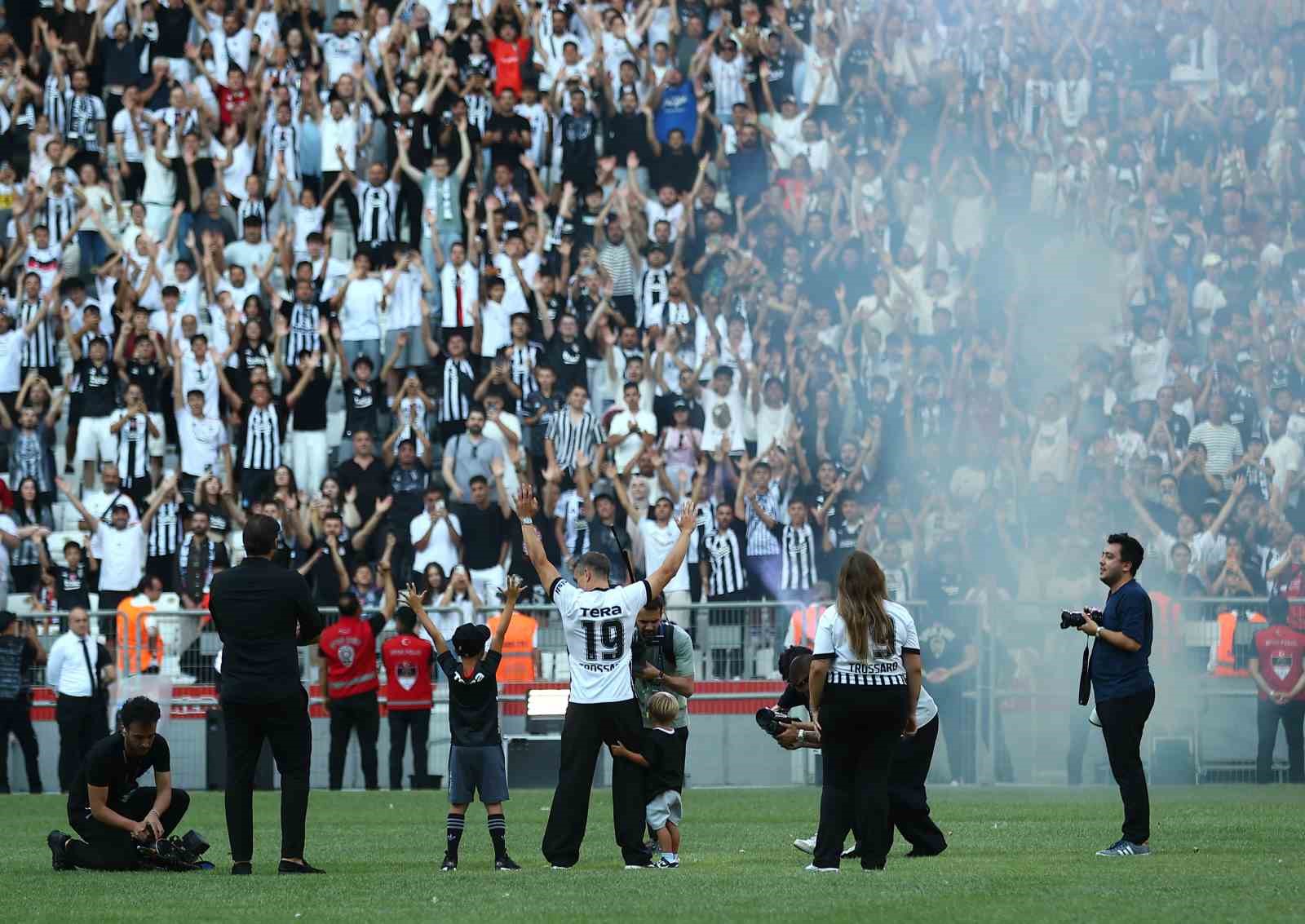 Leandro Trossard, 20 bin taraftarın önünde imzayı attı 6 leandro trossard 20 bin taraftarin onunde imzayi atti 2