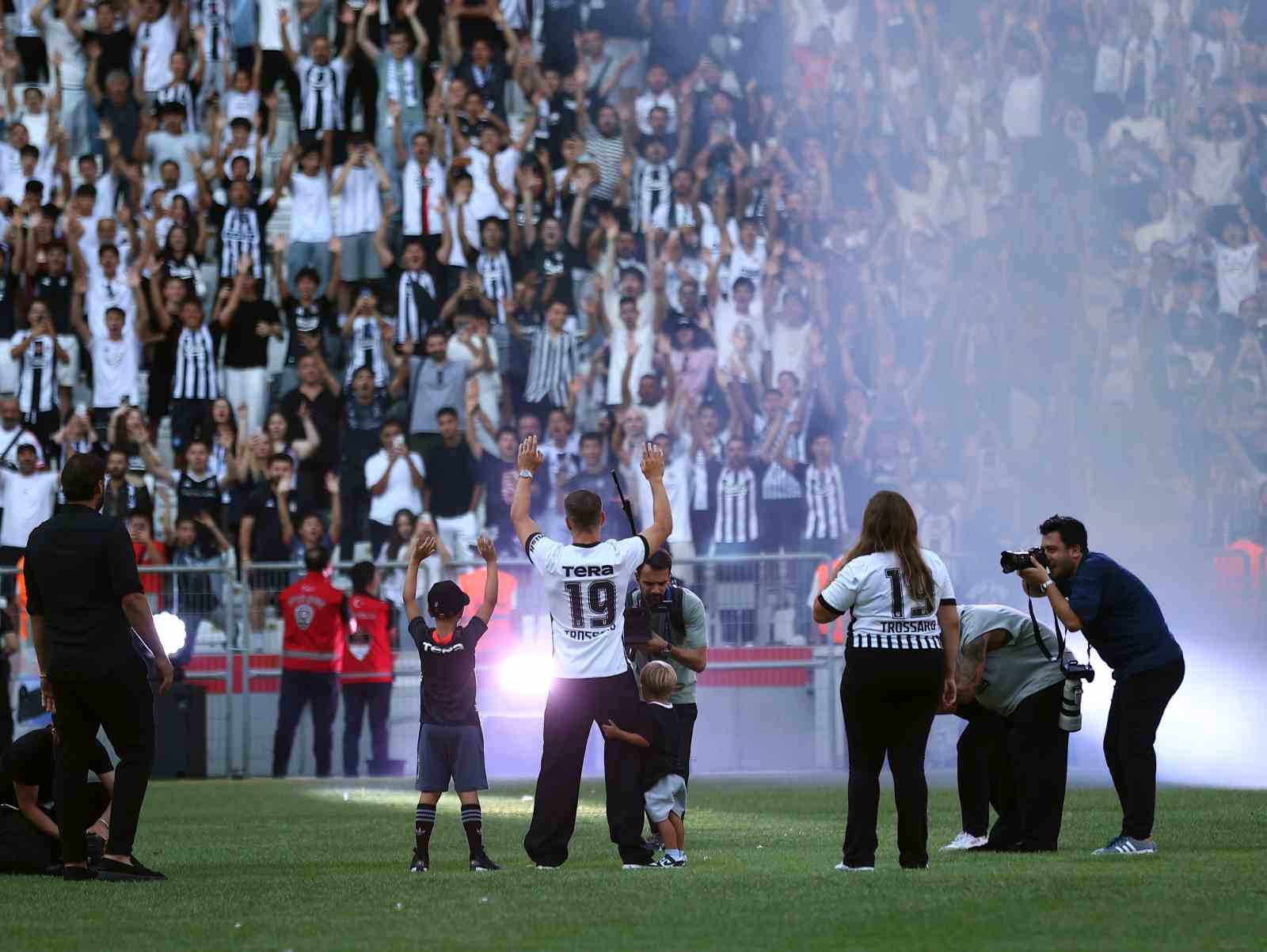 Leandro Trossard, 20 bin taraftarın önünde imzayı attı 7 leandro trossard 20 bin taraftarin onunde imzayi atti 3 eUfHQ6Pu