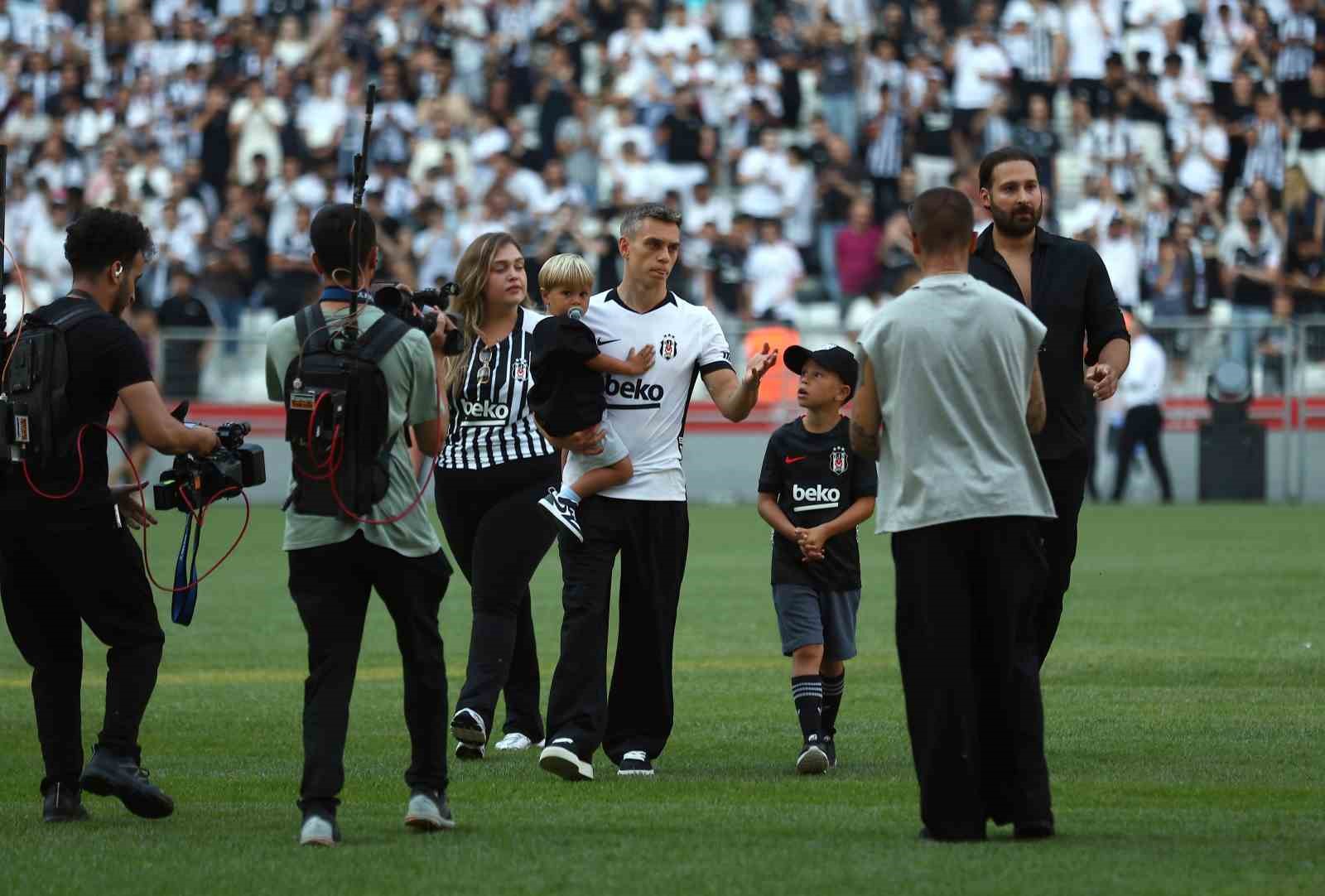 Leandro Trossard, 20 bin taraftarın önünde imzayı attı 8 leandro trossard 20 bin taraftarin onunde imzayi atti 4 ifRw2puT