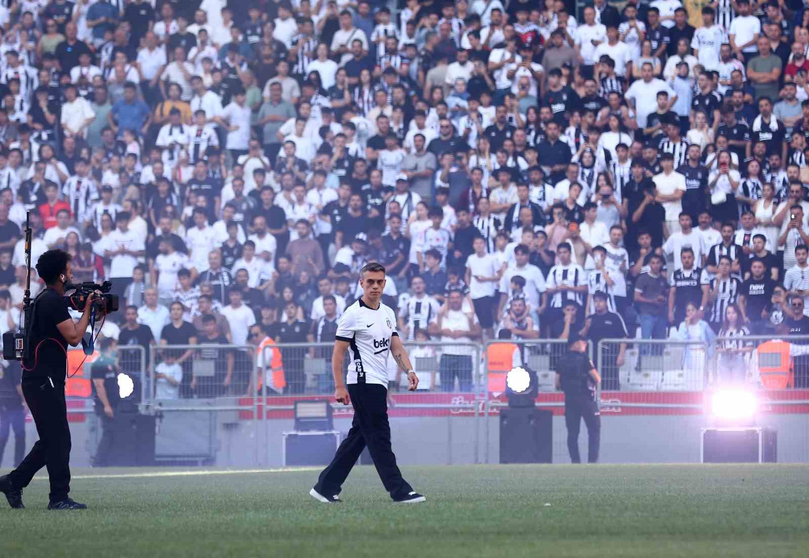 Leandro Trossard, 20 bin taraftarın önünde imzayı attı 11 leandro trossard 20 bin taraftarin onunde imzayi atti 7 NQg1DK2X