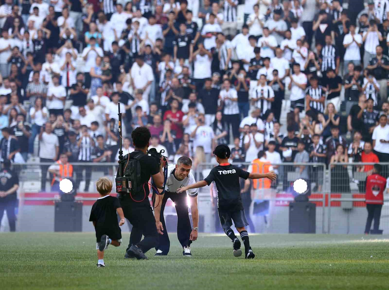 Leandro Trossard, 20 bin taraftarın önünde imzayı attı 12 leandro trossard 20 bin taraftarin onunde imzayi atti 8
