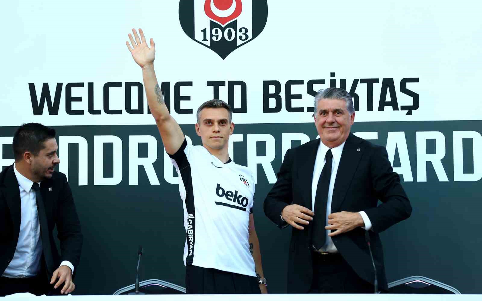 Leandro Trossard, 20 bin taraftarın önünde imzayı attı 13 leandro trossard 20 bin taraftarin onunde imzayi atti 9 HEvEXXA8
