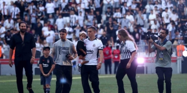 leandro-trossard-20-bin-taraftarin-onunde-imzayi-atti-Y1efsq7w.jpg