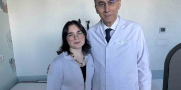 lenf-kanserini-yendi-doktorundan-ilham-alip-tip-fakultesini-kazandi-yillar-sonra-yine-ayni-karede-uySmCCq5.jpg