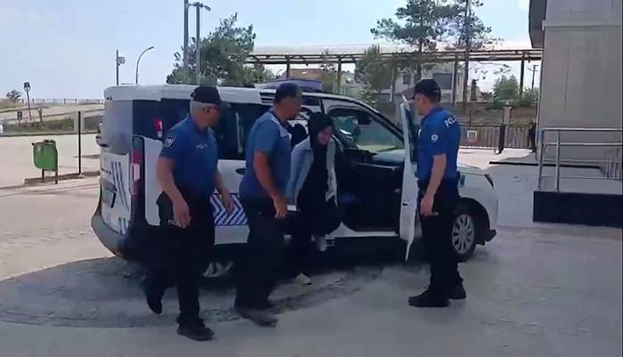 LGS’de geç kalan öğrencilerin yardımına polis yetişti 4 lgsde gec kalan ogrencilerin yardimina polis yetisti 0 qWt2MamL