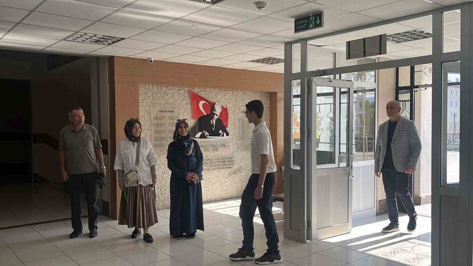 LGS’de Türkiye birincisi olan öğrenci: "Sıkı ve dengeli bir şekilde çalışmaya özen gösterdim" 4 lgsde turkiye birincisi olan ogrenci siki ve dengeli bir sekilde calismaya ozen gosterdim 0 zPS4QIhQ