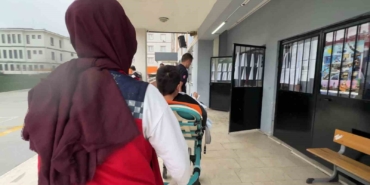 lgsde-zamana-karsi-yaris-esenyurt-zabitasi-ogrenciyi-sinava-30-saniye-kala-yetistirdi-hNsSseZq.jpg