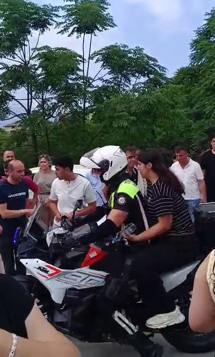 lgsye gec kalan ogrencilerin yardimina polis yetisti 0 4UVq75kt