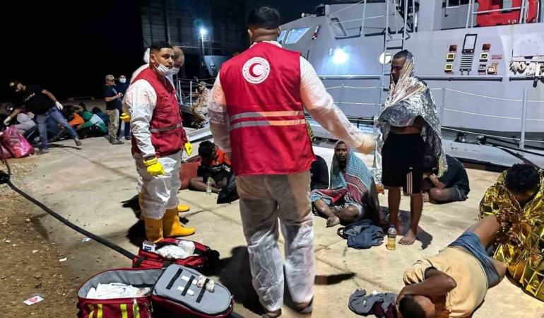 libya-aciklarinda-95-gocmeni-tasiyan-iki-tekne-alabora-oldu-4-olu-fAys1zqZ.jpg