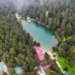 limni-golu-tabiat-parki-yaz-ortasinda-ziyaretcilerini-sis-ve-serin-havayla-karsiliyor-GCAftmTP.jpg