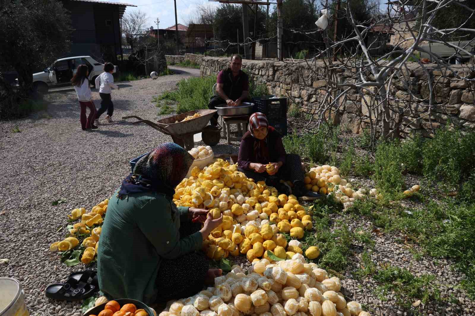 limon ve turunc kabuklari kadinlarin elinde degerleniyor 2 IiJLH2VQ