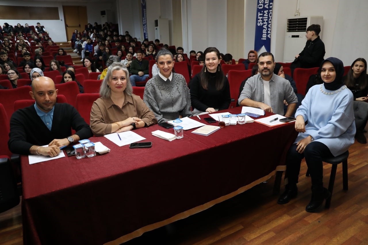 lise ogrencileri atik malzemelerden hazirladiklari kiyafetlerle podyuma cikti 3 YzQO2eyw