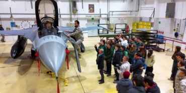 lise-ogrencileri-f-16-kokpitinde-gelecekte-kaanlari-kizil-elmalari-ataklari-biz-ucuracagiz-UgIkEdWc.jpg