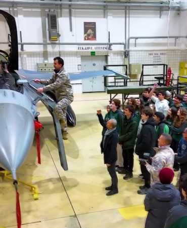 lise-ogrencileri-f-16-kokpitinde-gelecekte-kaanlari-kizil-elmalari-ataklari-biz-ucuracagiz-UgIkEdWc.jpg