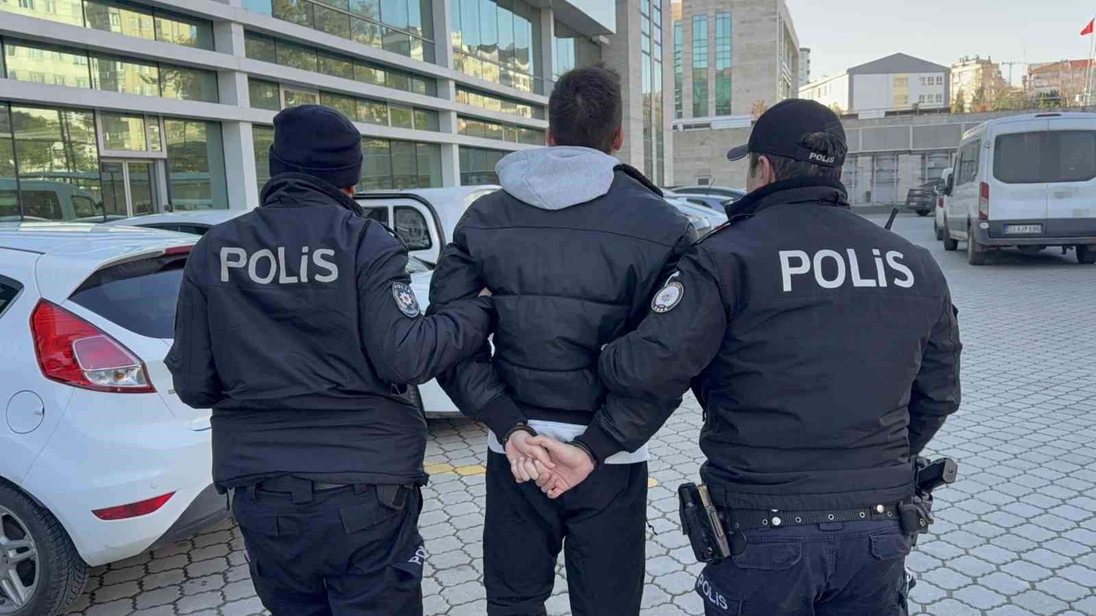 lise ogrencisinin boynuna bicak dayayan universite ogrencisi tutuklandi 2 iFhdwDpc