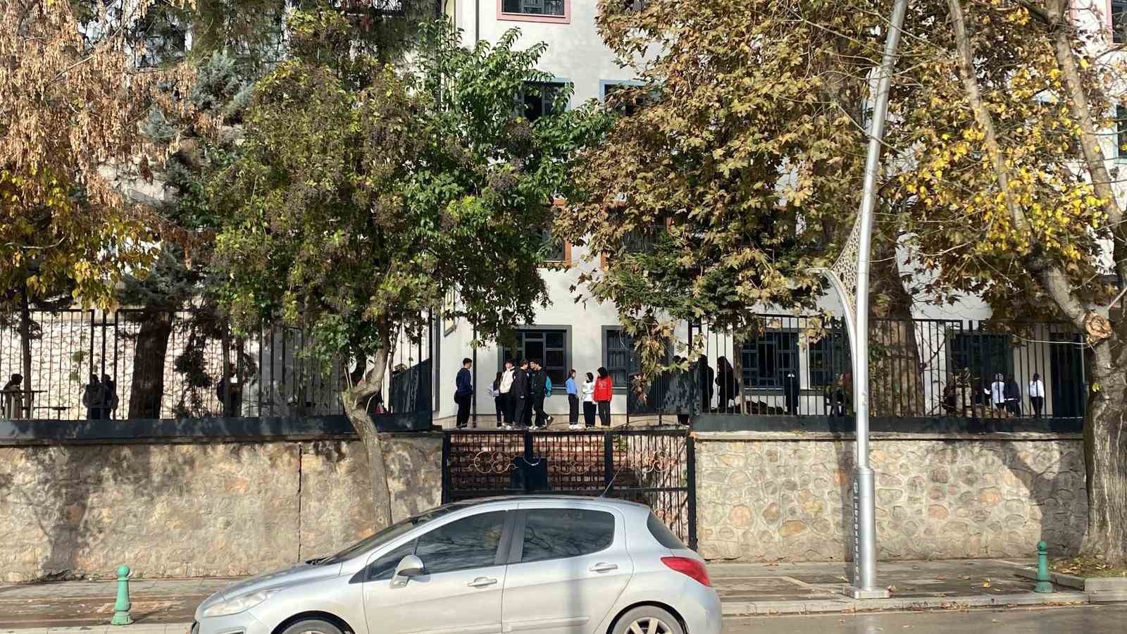 lisede 3 kattan dusen ogrenci agir yarali 0 liBXkjcA