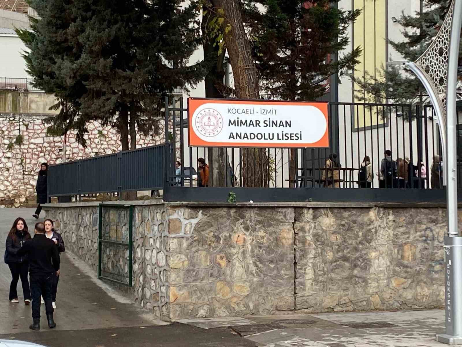 lisede 3 kattan dusen ogrenci agir yarali 1 XAuUtMWN