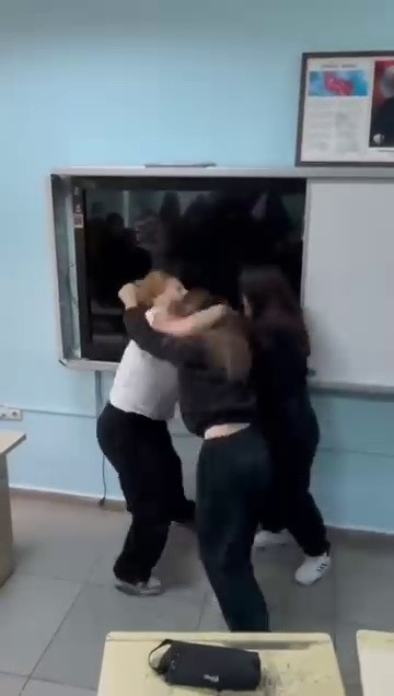 lisedeki kavga anlari kamerada 3 ogrenciye uzaklastirma cezasi 3 4ukncKq5