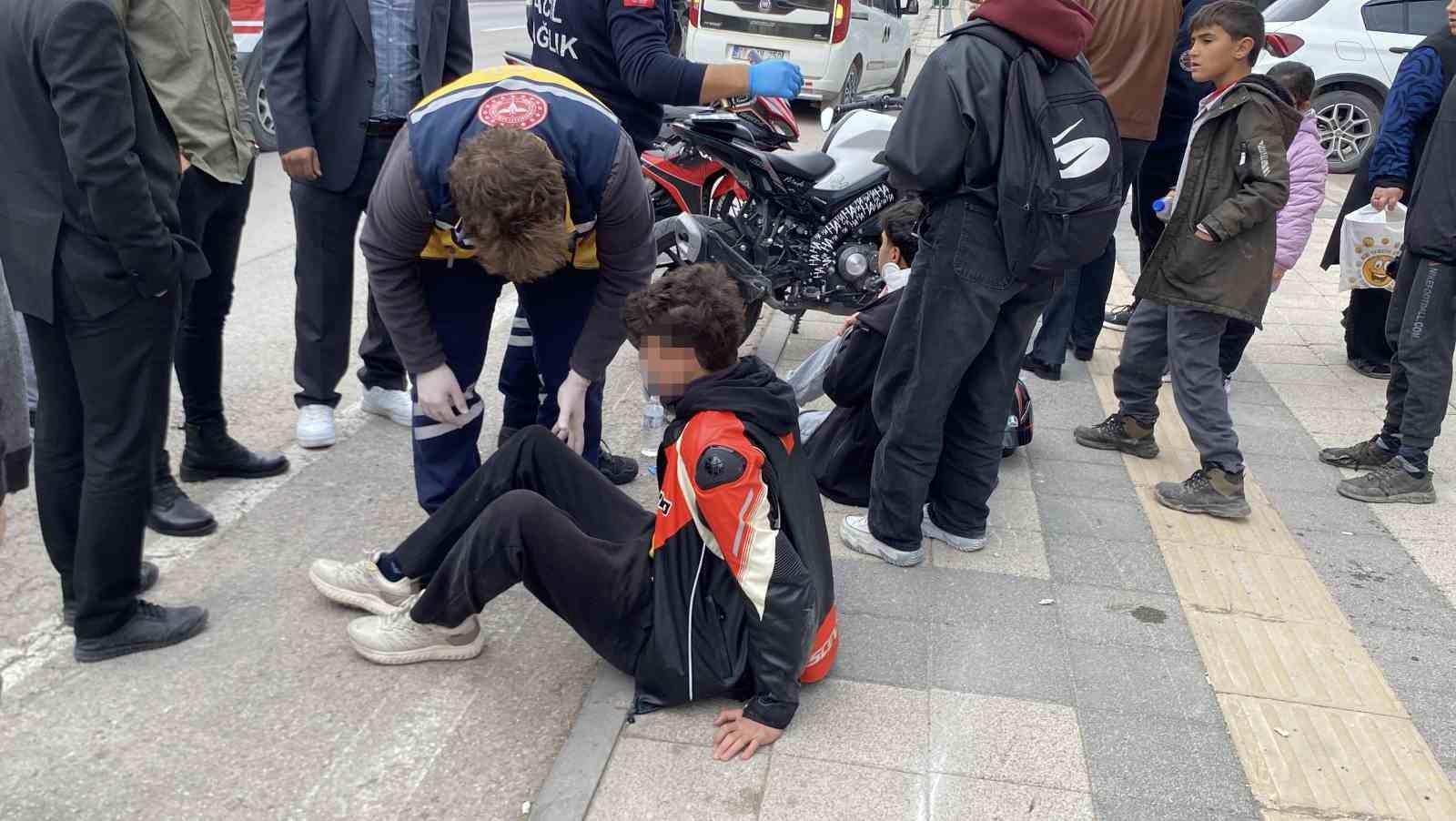 liseli ogrencilerin motosiklet gezintisi hastanede son buldu 3 yarali 0 v6L8RAsD