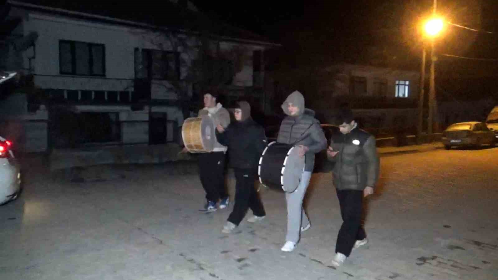 liseliler davul calarak sahura kaldiriyor bahsisleri bol bol hazirlayin 0 pHK6M233