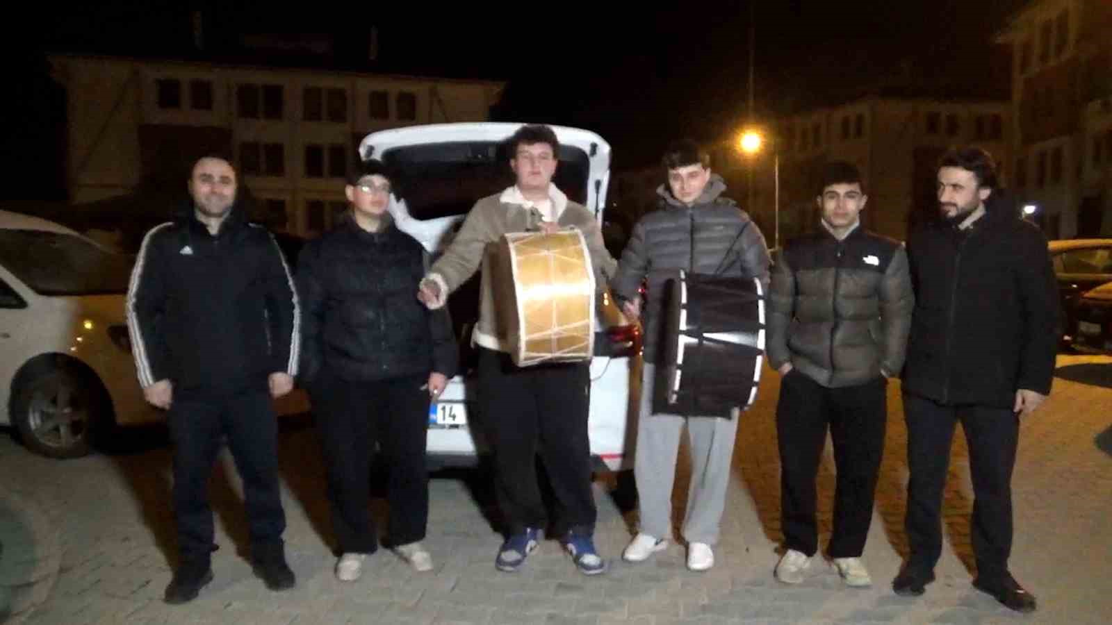 liseliler davul calarak sahura kaldiriyor bahsisleri bol bol hazirlayin 1 6IdsI198
