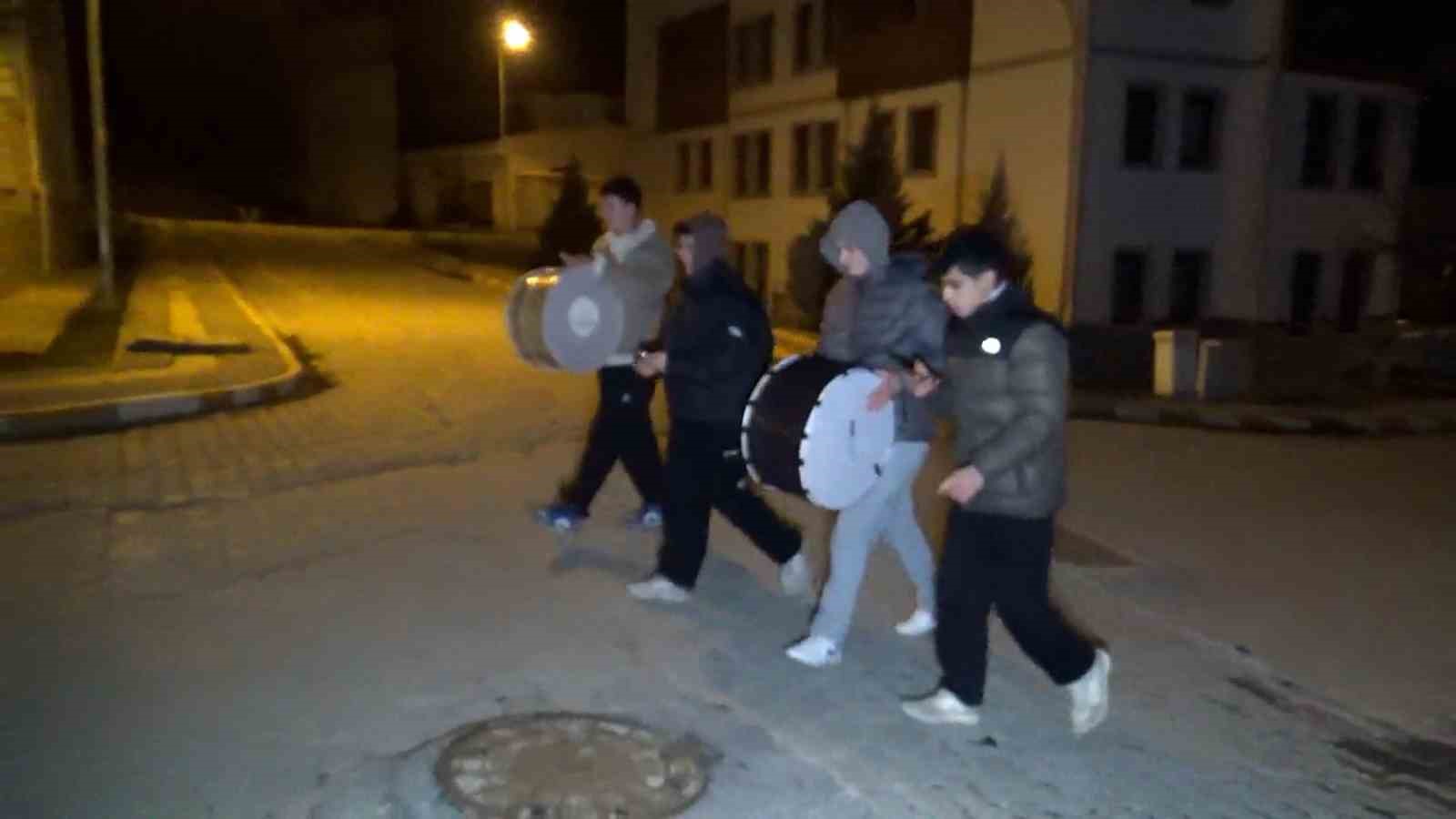 liseliler davul calarak sahura kaldiriyor bahsisleri bol bol hazirlayin 2 ggEhwXGv