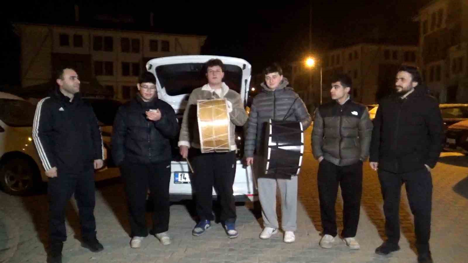 liseliler davul calarak sahura kaldiriyor bahsisleri bol bol hazirlayin 3 ULaRYwu7