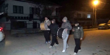 liseliler-davul-calarak-sahura-kaldiriyor-bahsisleri-bol-bol-hazirlayin-yPVFA78P.jpg