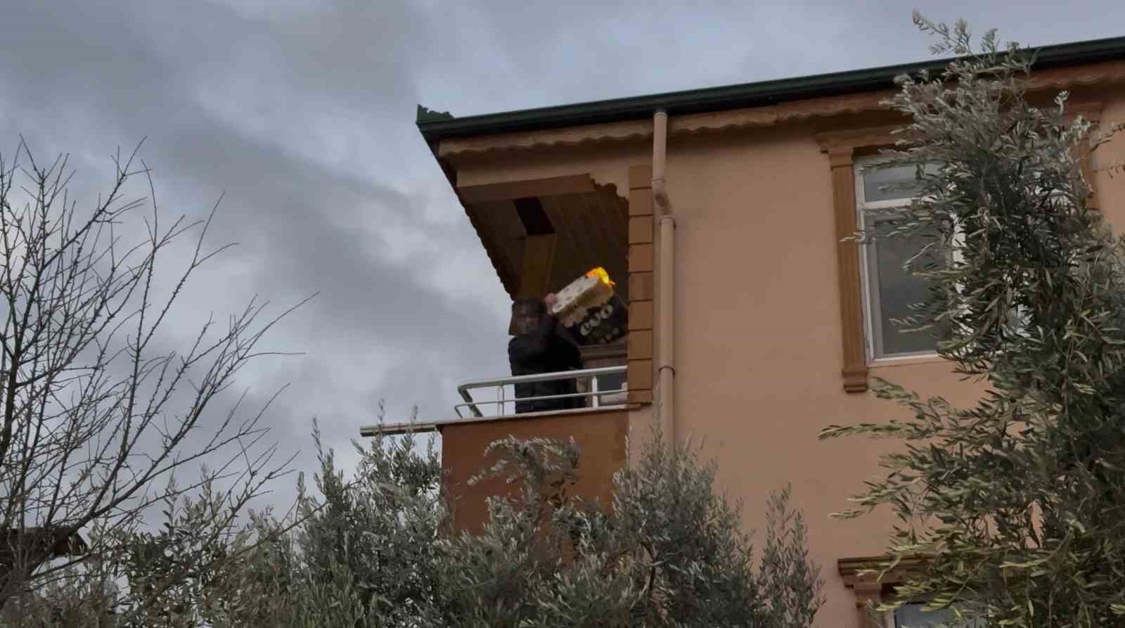 lodosun etkisiyle alevler komsu binaya sicradi balkondaki alevli esyalari asagi atti 1 uAEzmcEA