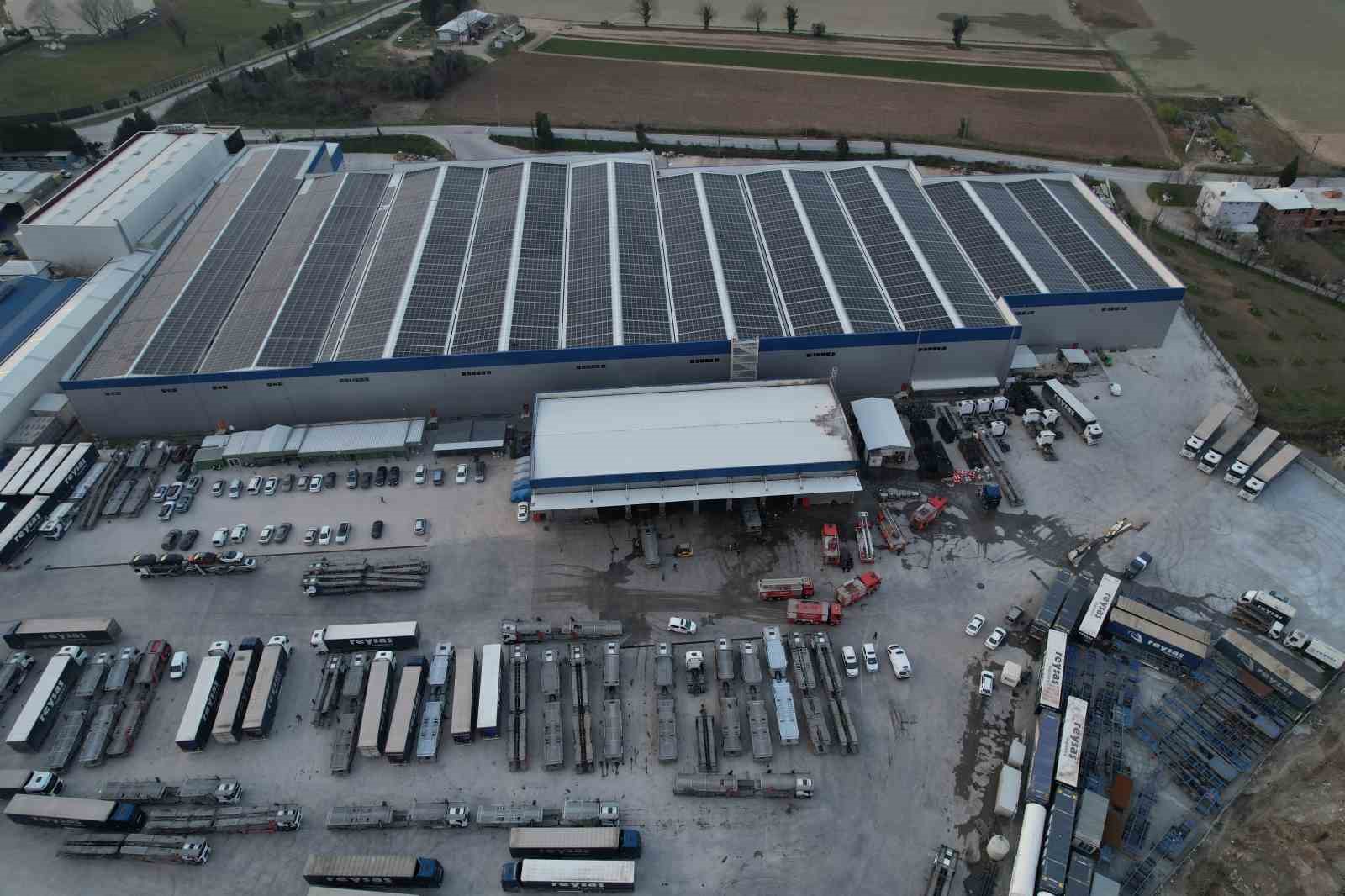 lojistik firmasinda yangin 1 itfaiye eri yaralandi 4 c8QvtXPA