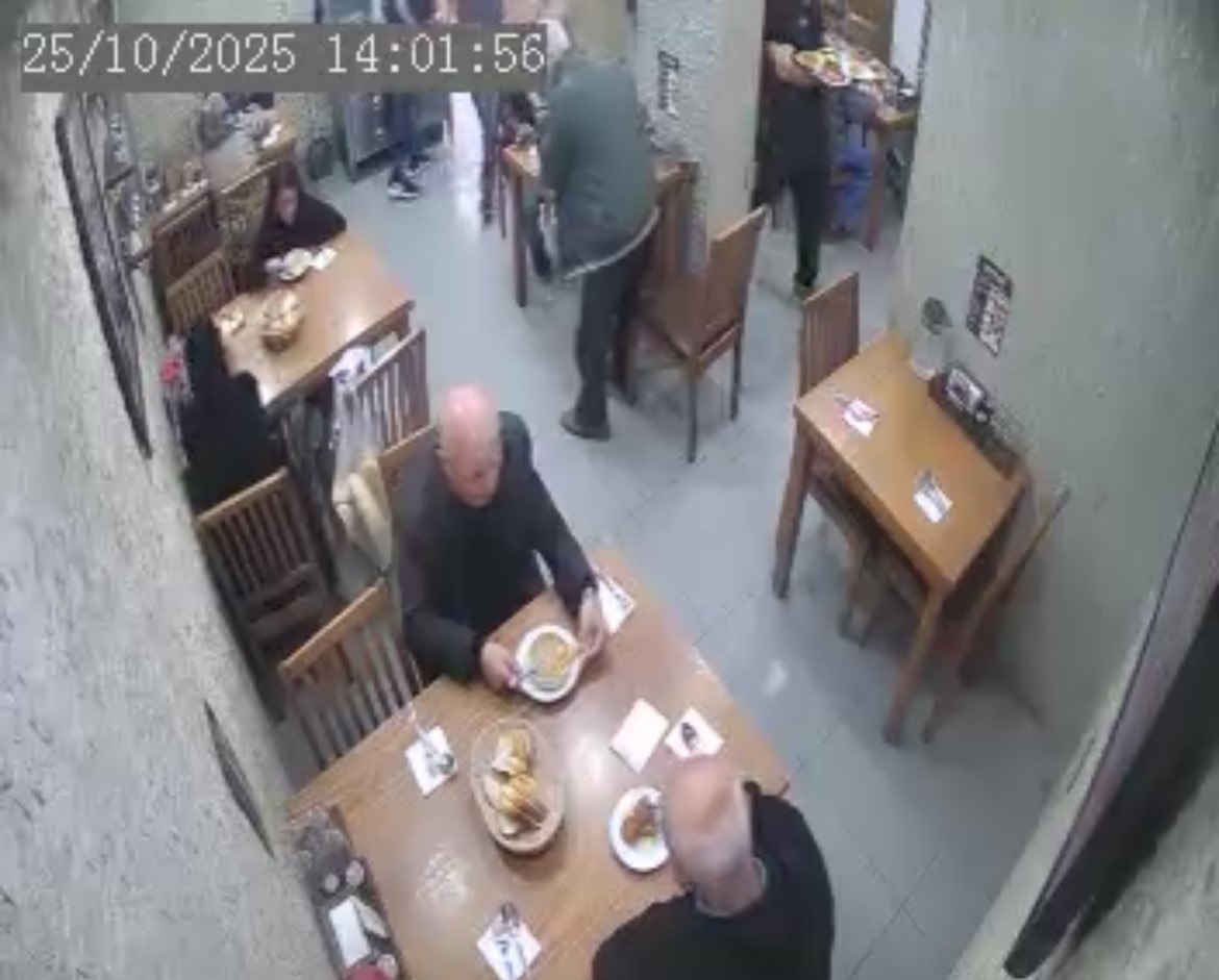 Lokantada Heimlich manevrasıyla müşterinin hayatını kurtardı 5 lokantada heimlich manevrasiyla musterinin hayatini kurtardi 1 BPYeKHyb