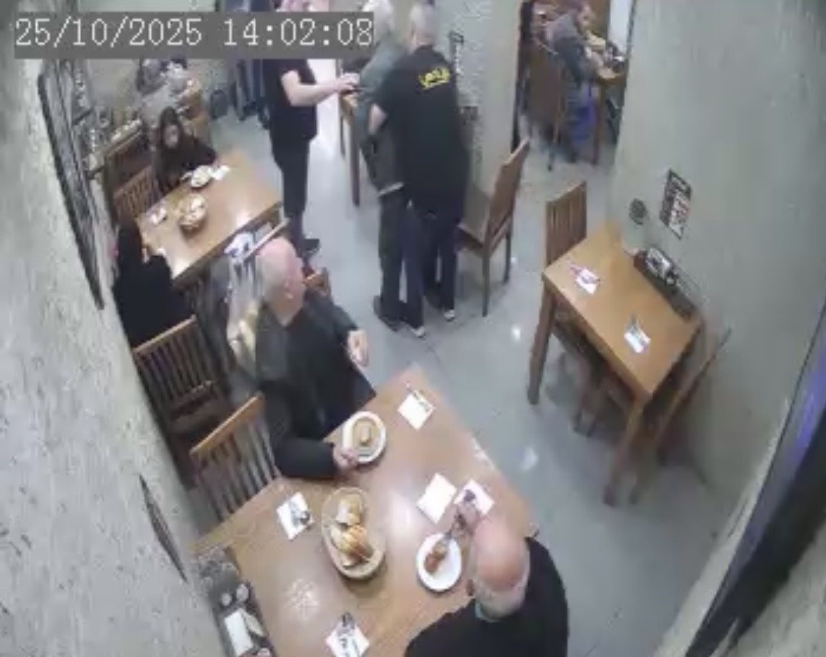 Lokantada Heimlich manevrasıyla müşterinin hayatını kurtardı 6 lokantada heimlich manevrasiyla musterinin hayatini kurtardi 2 sBVIeWl5