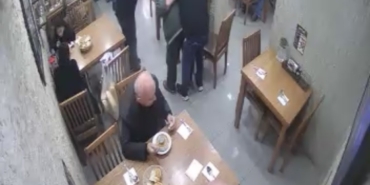 lokantada-heimlich-manevrasiyla-musterinin-hayatini-kurtardi-OpFftgKN.jpg