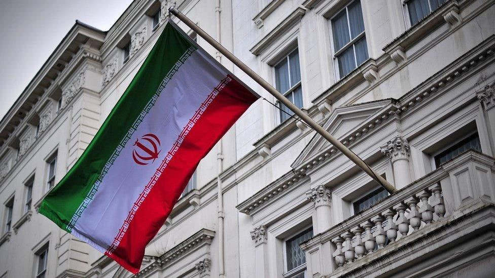 londrada gostericiler iran buyukelciliginde 1979 devrimi oncesine ait iran bayragi acti 0 9sz9Vqay