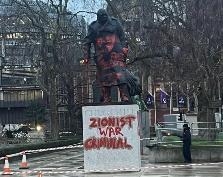 londradaki winston churchill heykeline kirmizi boyalarla israil protestosu 0 SN6564cw