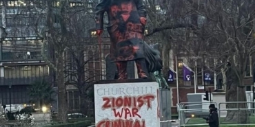 londradaki-winston-churchill-heykeline-kirmizi-boyalarla-israil-protestosu-yYkyPKys.jpg