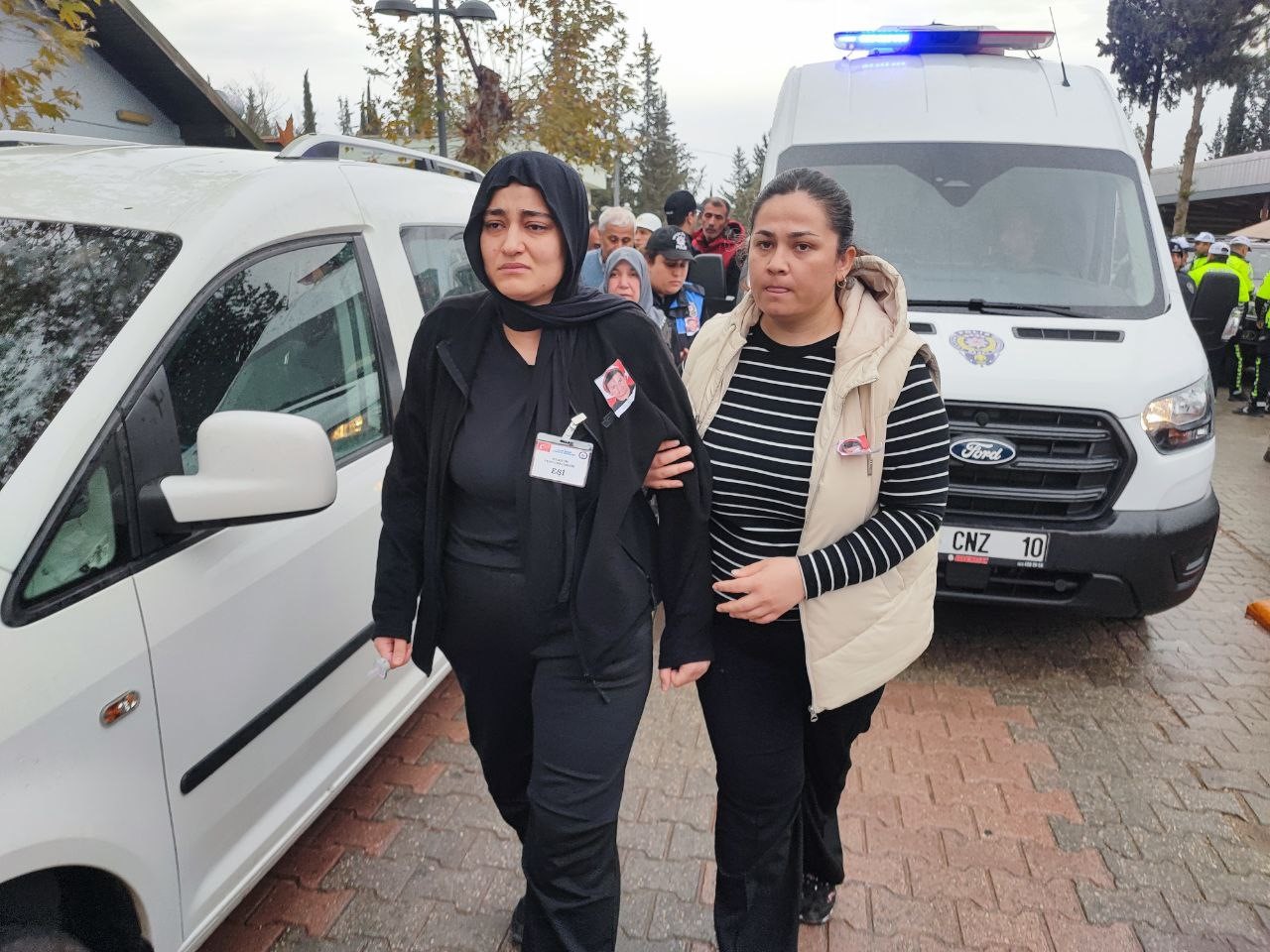 losemiye yenik dusen genc polisi 8 aylik kizi uzerinde polis yazan beresiyle ugurladi 1 KhK6v5T9