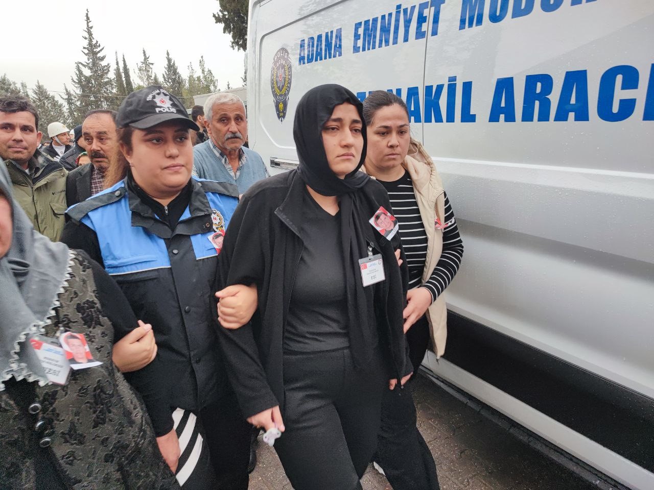 losemiye yenik dusen genc polisi 8 aylik kizi uzerinde polis yazan beresiyle ugurladi 2 ZbDhWcLL