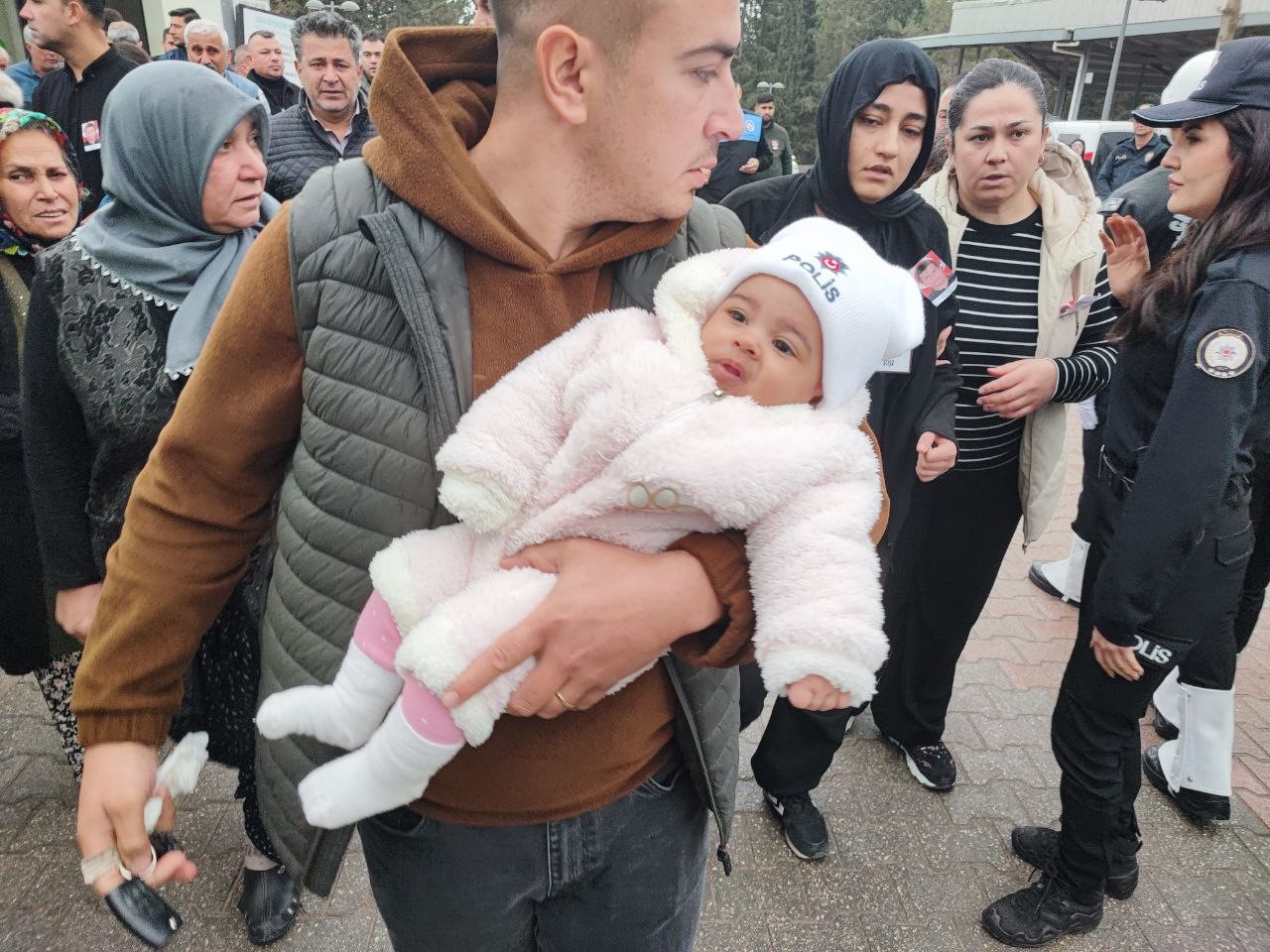 losemiye yenik dusen genc polisi 8 aylik kizi uzerinde polis yazan beresiyle ugurladi 3 LsIiq6dR