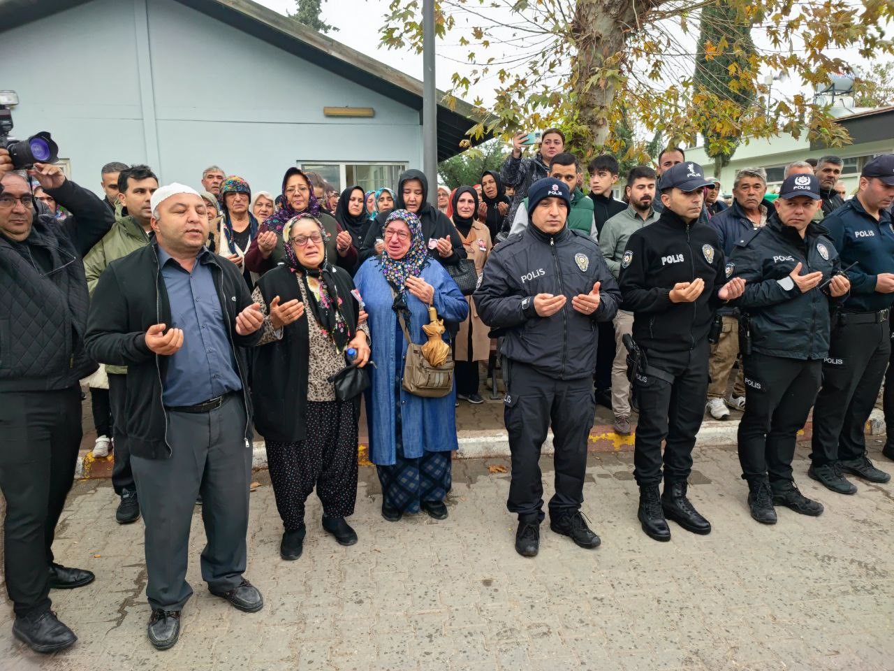 losemiye yenik dusen genc polisi 8 aylik kizi uzerinde polis yazan beresiyle ugurladi 4 R35yJvKF