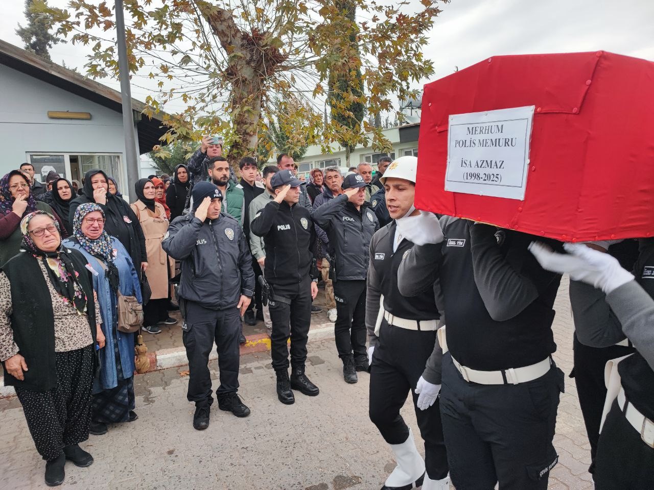 losemiye yenik dusen genc polisi 8 aylik kizi uzerinde polis yazan beresiyle ugurladi 5 W94BFqNH