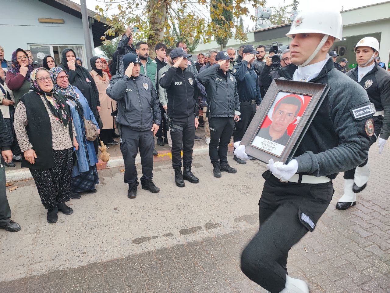 losemiye yenik dusen genc polisi 8 aylik kizi uzerinde polis yazan beresiyle ugurladi 6 SWgdnRUm